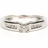 Bague contemporaine en or blanc sertie de diamants