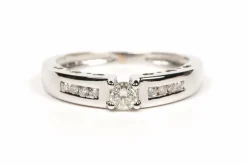 Bague contemporaine en or blanc sertie de diamants
