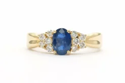Bague contemporaine en or jaune sertie d'un saphir et de diamants