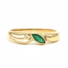 Bague contemporaine en or jaune 18 carats sertie d'une émeraude et d'un diamant