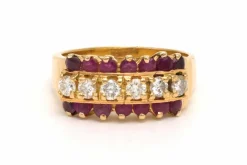 Bague contemporaine en or jaune 18 carats sertie de rubis et de diamants (0.42 carat)