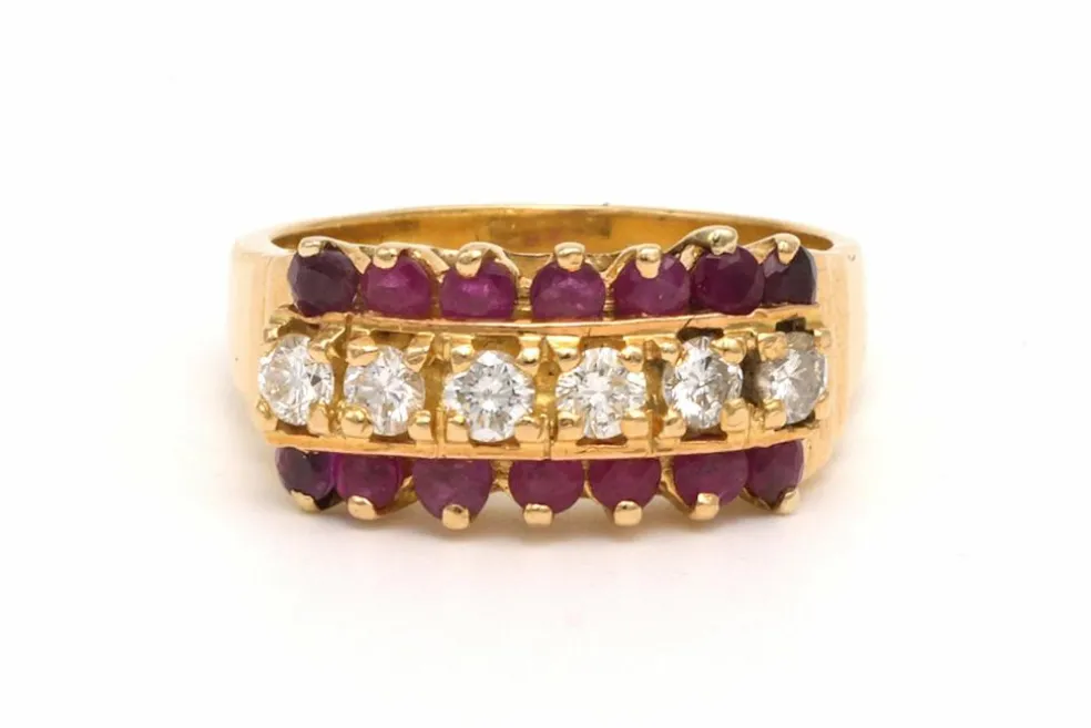 Bague contemporaine en or jaune 18 carats sertie de rubis et de diamants (0.42 carat)