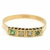 Bague contemporaine en or jaune 18 carats sertie d'émeraudes et de diamants