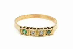 Bague contemporaine en or jaune 18 carats sertie d'émeraudes et de diamants