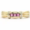 Bague contemporaine en or jaune sertie de rubis et de diamants