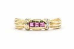 Bague contemporaine en or jaune sertie de rubis et de diamants