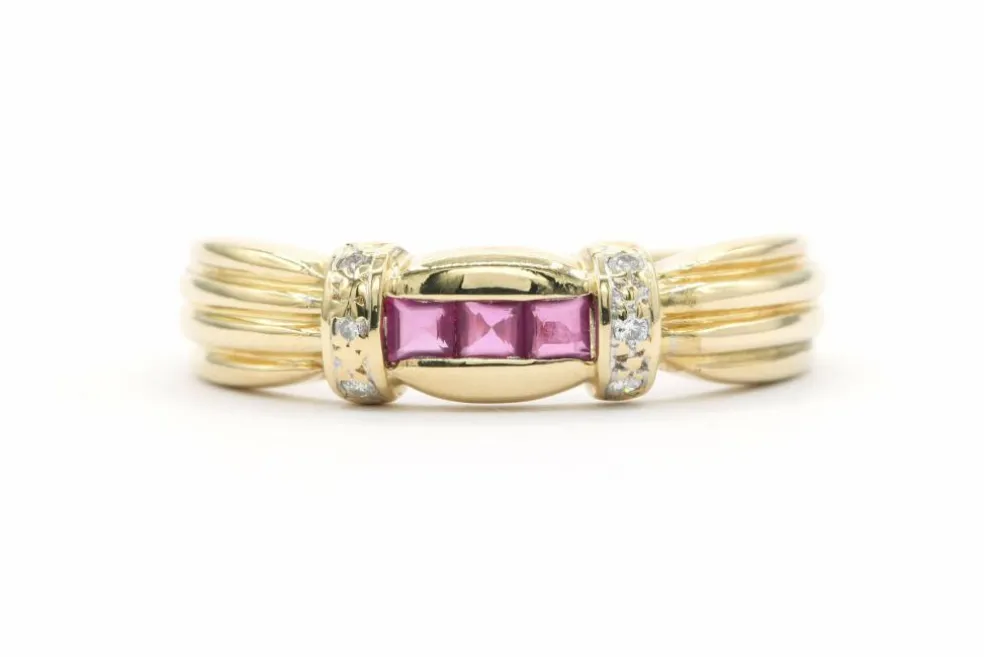 Bague contemporaine en or jaune sertie de rubis et de diamants