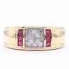 Bague contemporaine en or jaune sertie de rubis et de diamants