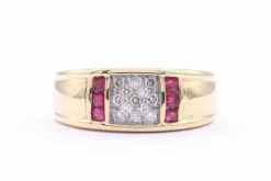 Bague contemporaine en or jaune sertie de rubis et de diamants