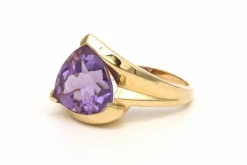 Bague contemporaine en or jaune 14 carats sertie d'une améthyste