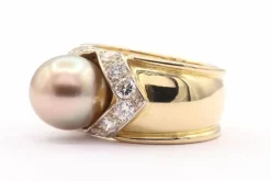 Bague contemporaine en or jaune sertie d'une perle et de diamants