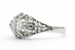 Bague contemporaine en or blanc sertie d'un diamant