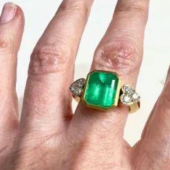 Bague contemporaine en or Silo XX avec diamants et émeraudes - avec certificat HRD