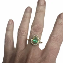 Bague contemporaine en or 18 ct avec émeraudes et diamants