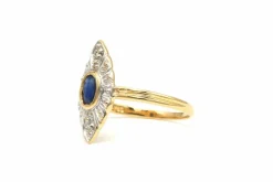 Bague contemporaine en or jaune 18 carats sertie d'un saphir et de diamants