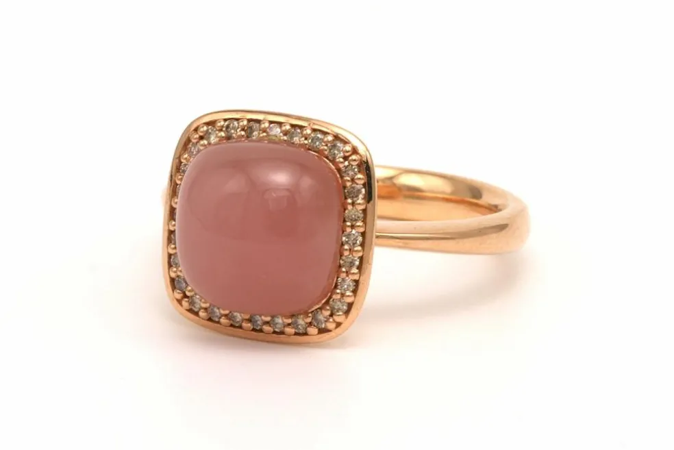Bague contemporaine en or rose 18 carats sertie de diamants et d'un quartz rose