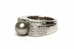 Bague contemporaine en or blanc, perle de Tahiti et diamants (+-0.396ct)