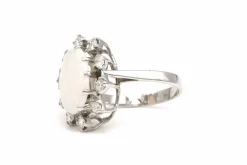 Bague contemporaine en or blanc 14 carats sertie d'une opale et de diamants