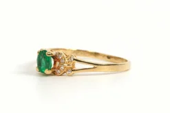 Bague contemporaine en or jaune 18 carats sertie d'une émeraude et de diamants