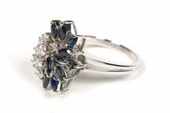 Bague contemporaine en or blanc sertie de saphirs et de diamants