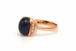 Bague contemporaine en or jaune 18 carats sertie d'un saphir et de diamants