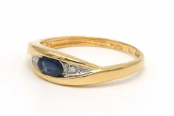Bague contemporaine en or jaune 18 carats sertie d'un saphir et diamants