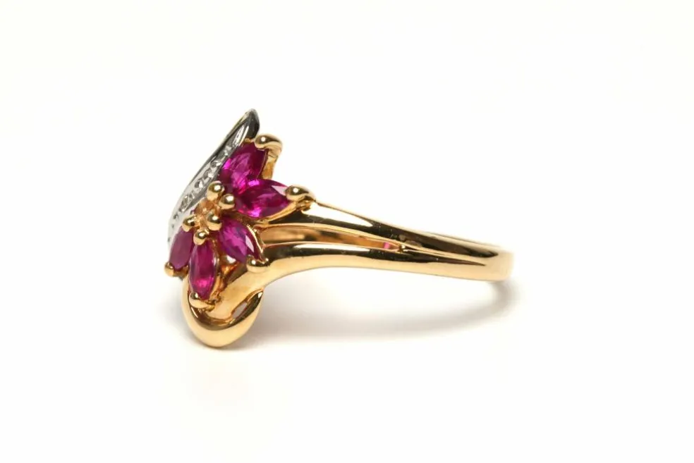 Bague contemporaine en or jaune 18 carats sertie de rubis et d'un diamant