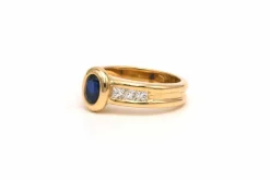 Bague contemporaine en or jaune 18 carats sertie d'un saphir et de diamants