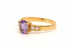Bague contemporaine en or jaune 18 carats sertie d'une améthyste et de diamants