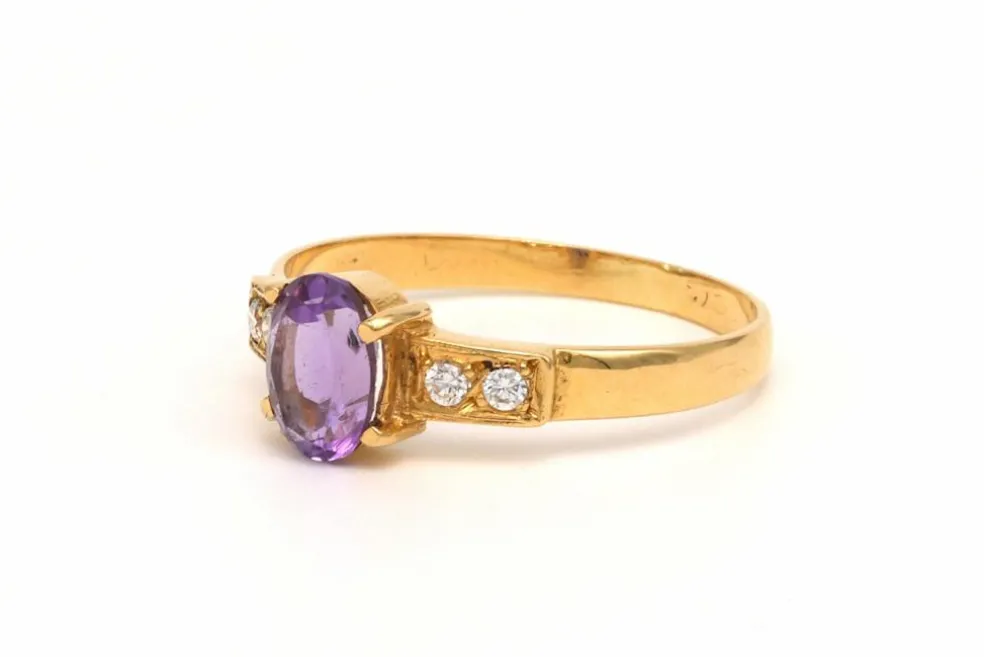 Bague contemporaine en or jaune 18 carats sertie d'une améthyste et de diamants