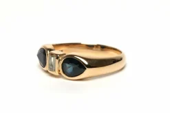 Bague contemporaine en or jaune 18 carats sertie de saphirs et d'un diamant