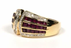 Bague contemporaine en or jaune sertie de rubis et de diamants