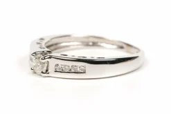 Bague contemporaine en or blanc sertie de diamants