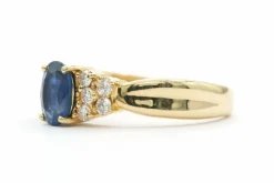 Bague contemporaine en or jaune sertie d'un saphir et de diamants