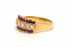 Bague contemporaine en or jaune 18 carats sertie de rubis et de diamants (0.42 carat)