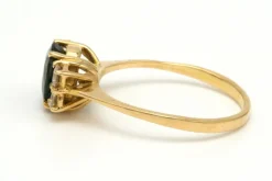 Bague Contemporaine en or jaune 18 carats sertie d'un saphir et de diamants