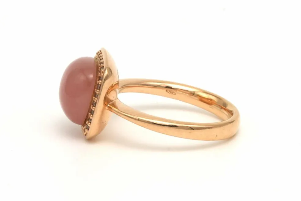 Bague contemporaine en or rose 18 carats sertie de diamants et d'un quartz rose