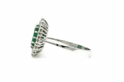 Bague contemporaine en or blanc 18 carats sertie d'une émeraude et de diamants