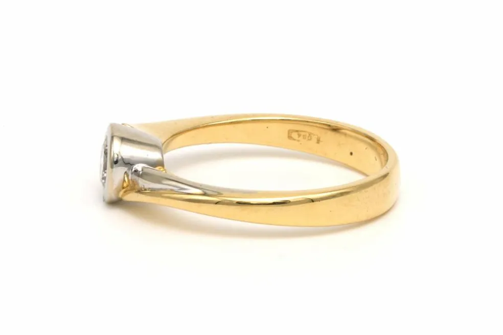 Bague contemporaine en or jaune et blanc 18 carats sertie d'un diamant (0.33ct)