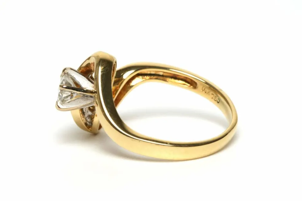 Bague contemporaine en or jaune 18 carats sertie de diamants