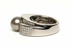 Bague contemporaine en or blanc, perle de Tahiti et diamants (+-0.396ct)