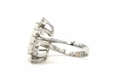 Bague contemporaine en or blanc 14 carats sertie d'une opale et de diamants