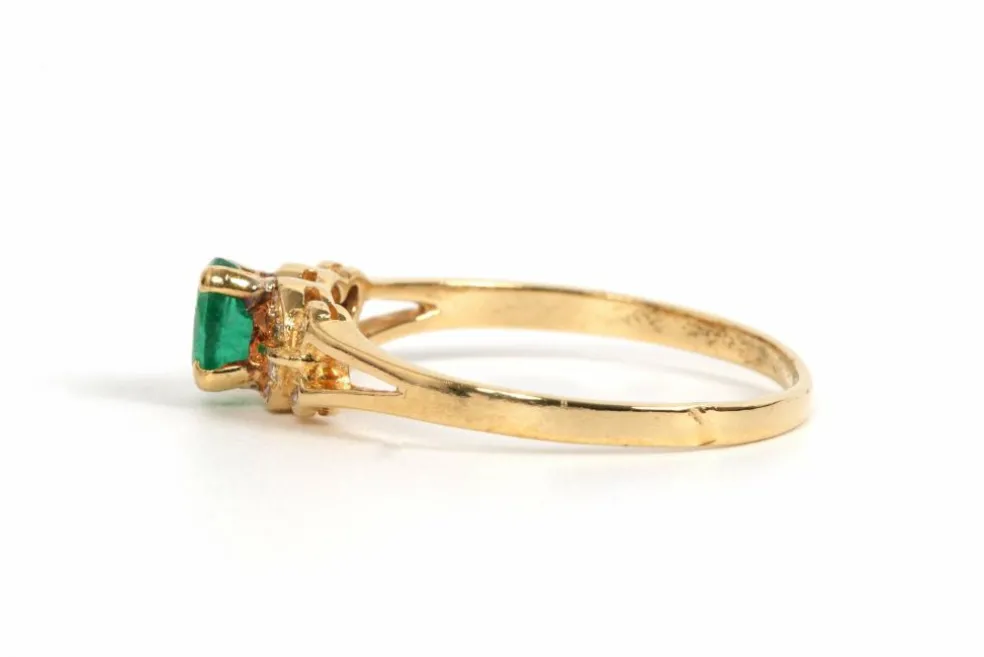 Bague contemporaine en or jaune 18 carats sertie d'une émeraude et de diamants