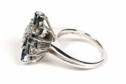 Bague contemporaine en or blanc sertie de saphirs et de diamants