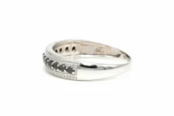 Bague contemporaine en or blanc 18 carats sertie de saphirs