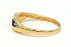 Bague contemporaine en or jaune 18 carats sertie d'un saphir et diamants