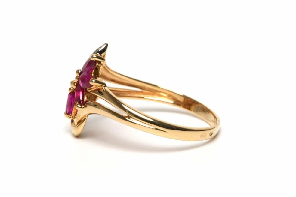 Bague contemporaine en or jaune 18 carats sertie de rubis et d'un diamant