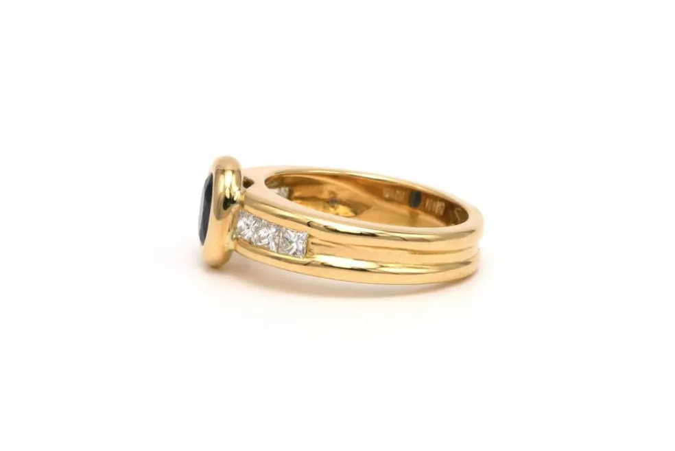 Bague contemporaine en or jaune 18 carats sertie d'un saphir et de diamants