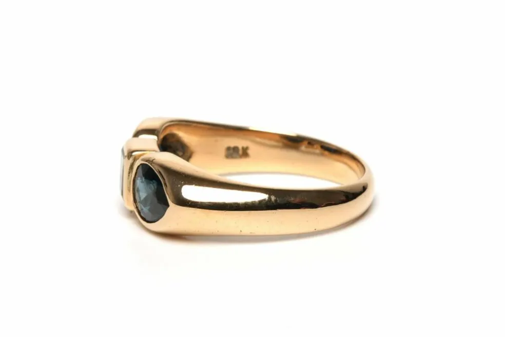 Bague contemporaine en or jaune 18 carats sertie de saphirs et d'un diamant