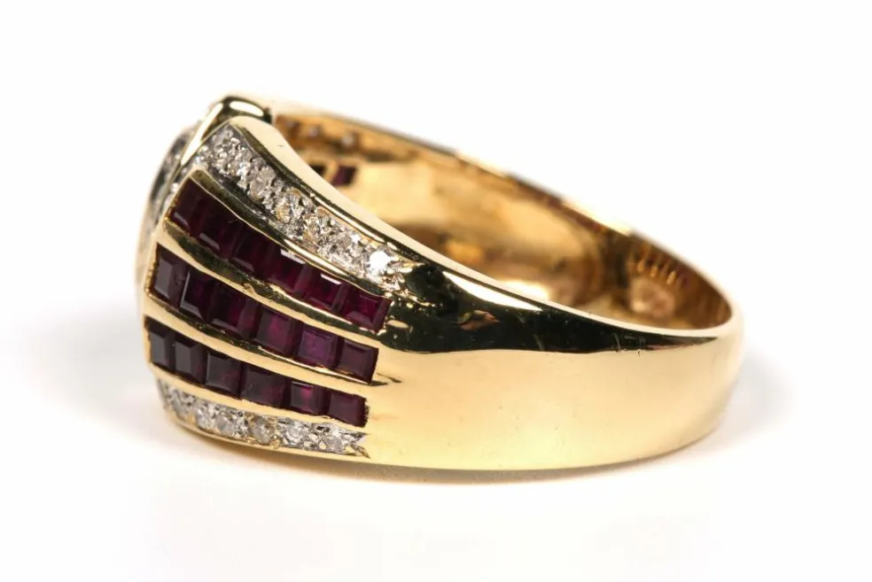Bague contemporaine en or jaune sertie de rubis et de diamants